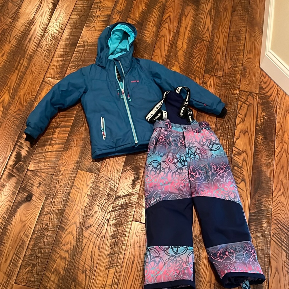 Size 7-8 Kamik matching snow suit set (lightly used)
